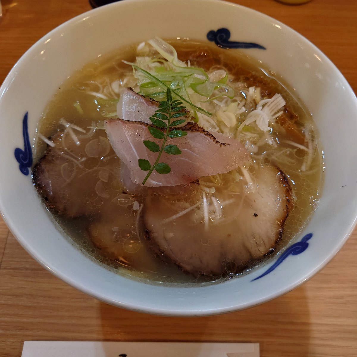 eddicoyle's tweet photo. #2026らーめん
5/12、二軒目、蒲生四丁目、ガモウスマイルにて鯛塩らーめんネギ増し。鯛の刺身が3切れのっており丼が鯛の旨味で充満している。 https://t.co/u30A7QzVGj