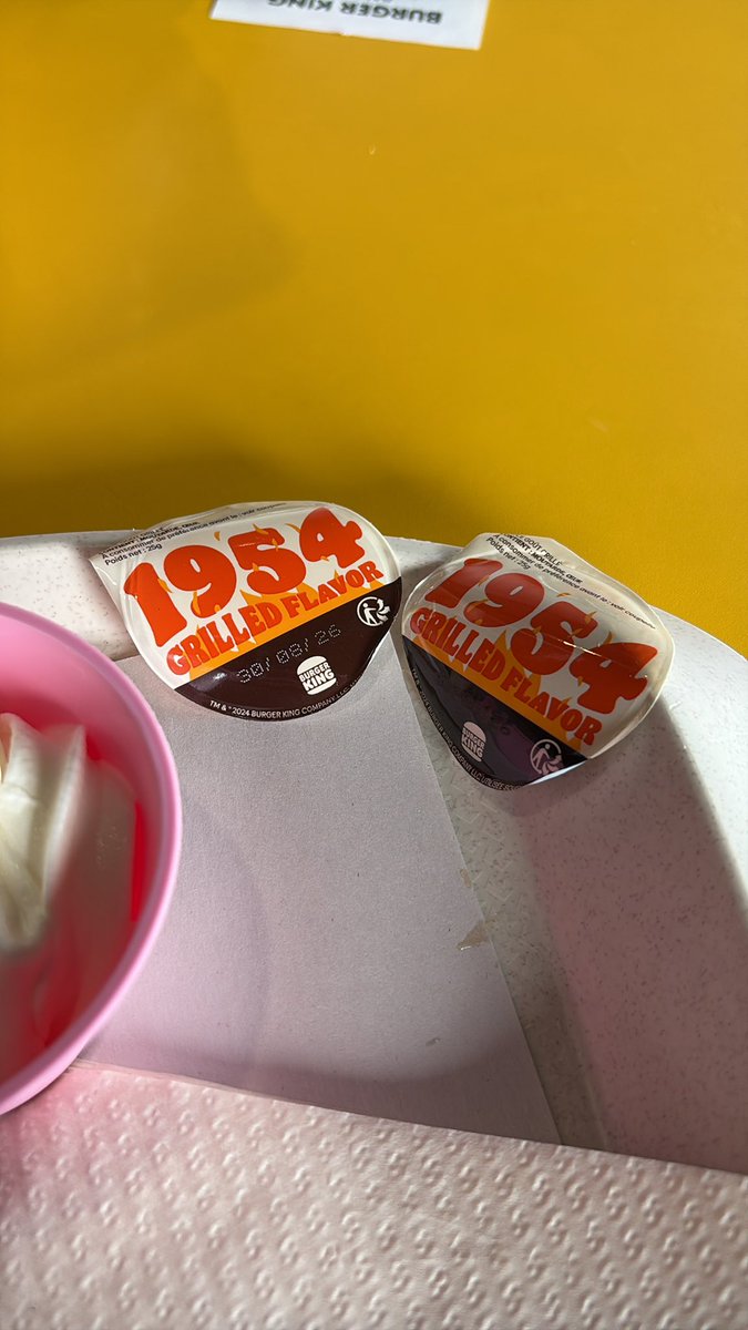 Paradogoat's tweet photo. @BurgerKingFR sur 2 commandes, 2 sauces périmé c’est inadmissible 
72 ans et toujours pas à la poubelle 😡 https://t.co/buRvVXGJD3