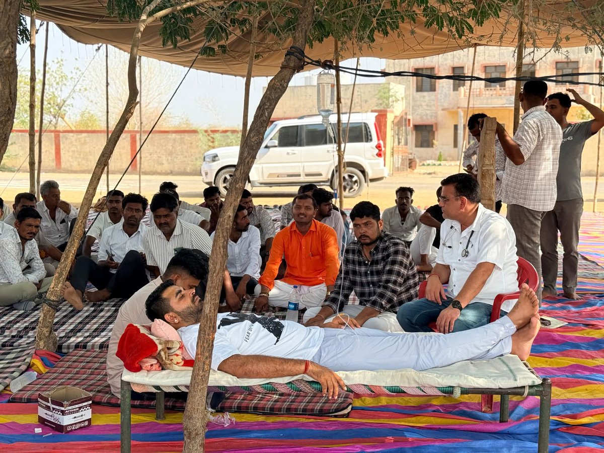 SARITA_BISHNOI2's tweet photo. भाटी साहब के संघर्ष को सैल्यूट...तबियत बिगड़ी पर रूके नही...!!

शिव विधायक रविंद्र सिंह भाटी बाड़मेर की इस भीषण 46 डिग्री सेल्सियस तापमान की गर्मी मे श्रमिको के अधिकार के लिए संघर्ष कर रहे है...!!

#गिरल_रोजगार_आंदोलन https://t.co/Tl1IdYVKWm