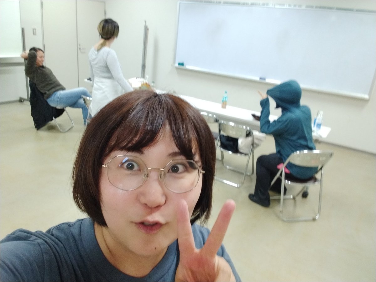 himitunosag's tweet photo. 本日！お久しぶり🐽お稽古でした！！ワークショップや基礎練をしました。⬇は、柔軟中の下記会話。
黒田『わかちゃんのイケメンブーツの下の靴下が可愛い過ぎて風邪引きそう。』
なつさん『インフルエンザや……』
ってなりました。本日もさぐメンバーは元気です。(くろ) https://t.co/TxAvhUg32G