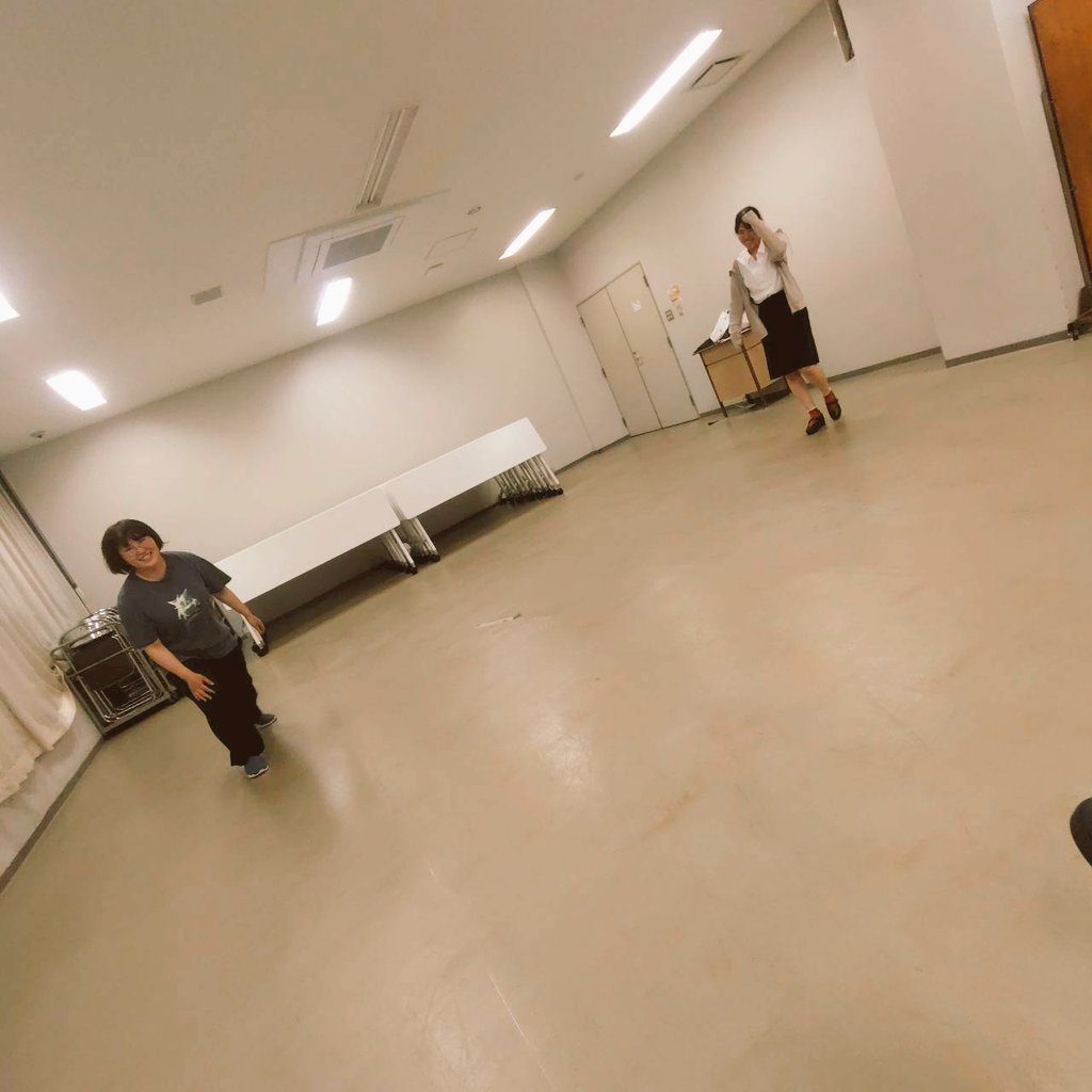 himitunosag's tweet photo. 本日！お久しぶり🐽お稽古でした！！ワークショップや基礎練をしました。⬇は、柔軟中の下記会話。
黒田『わかちゃんのイケメンブーツの下の靴下が可愛い過ぎて風邪引きそう。』
なつさん『インフルエンザや……』
ってなりました。本日もさぐメンバーは元気です。(くろ) https://t.co/TxAvhUg32G