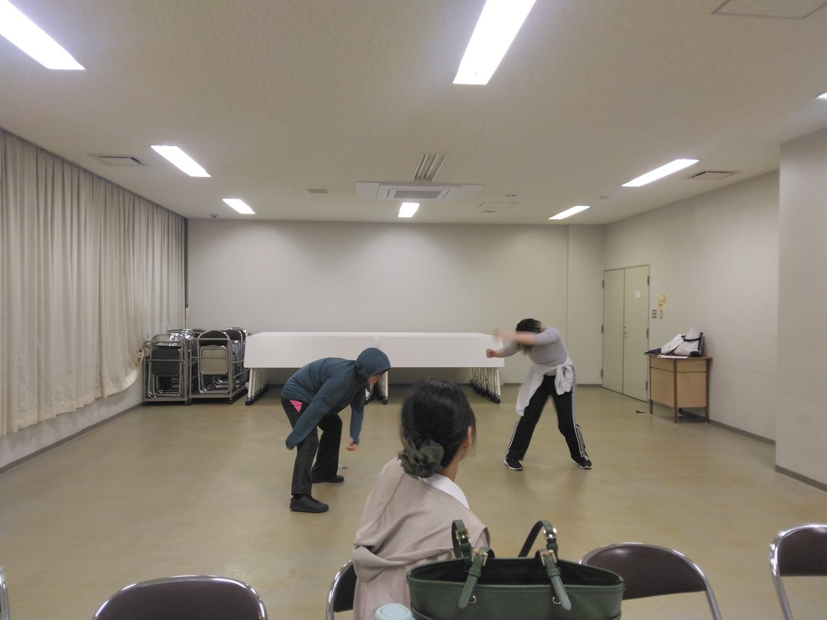 himitunosag's tweet photo. 本日！お久しぶり🐽お稽古でした！！ワークショップや基礎練をしました。⬇は、柔軟中の下記会話。
黒田『わかちゃんのイケメンブーツの下の靴下が可愛い過ぎて風邪引きそう。』
なつさん『インフルエンザや……』
ってなりました。本日もさぐメンバーは元気です。(くろ) https://t.co/TxAvhUg32G