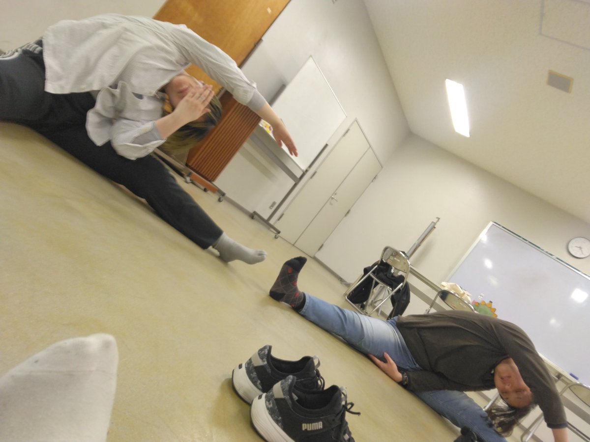 himitunosag's tweet photo. 本日！お久しぶり🐽お稽古でした！！ワークショップや基礎練をしました。⬇は、柔軟中の下記会話。
黒田『わかちゃんのイケメンブーツの下の靴下が可愛い過ぎて風邪引きそう。』
なつさん『インフルエンザや……』
ってなりました。本日もさぐメンバーは元気です。(くろ) https://t.co/TxAvhUg32G