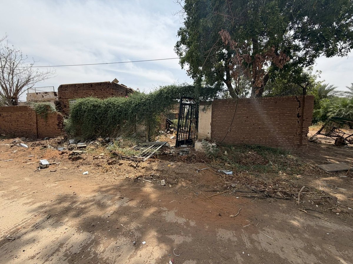 Sudan_tweet's tweet photo. #السودان | كتب الإعلامي الطيب صديق، بكثير من الأسى، أنه ذهب أمس لتفقد منزل العلامة البروفيسور عبد الله الطيب وزوجته الفنانة العظيمة قيرزلدا في حي بري العريق، على أمل أن يجد ما يمكن إنقاذه من كتب ولوحات ومقتنيات تحفظ جزءاً من ذاكرة هذا البيت الاستثنائي، سواء في الخرطوم أو الدامر.

لكن المشهد كان موجعاً. فقد وجد المنزل مدمراً، ولا أثر لمكتبة عبد الله الطيب وقيرزلدا، ولا لذلك الإرث الثقافي والإنساني الذي كان يملأ المكان حياة ومعنى.

ذلك البيت، لمن عرفه، لم يكن مجرد منزل حكومي يتبع لجامعة الخرطوم، بل كان تحفة فنية ومتحفاً مفتوحاً ومركزاً ثقافياً نابضاً. كان يضم كتباً نادرة، ولوحات، ومقتنيات جمعتها رحلة طويلة من العلم والفن والتجوال في المغرب العربي وأفريقيا والغرب والعالم العربي، حيث حمل عبد الله الطيب وقيرزلدا رسالة المعرفة والجمال إلى الناس.

كل تفصيلة في ذلك البيت كانت تحمل ذاكرة وقيمة: كرسي، منضدة، ستارة من قماش القانجا أو الدمورية، براد شاي، صينية مغربية، فانوس قديم. لم تكن أشياء عابرة، بل شواهد على تاريخ ثقافي وإنساني كبير كان يمكن أن يبقى للأجيال.

ويقول صديق إنه زار هذا البيت صغيراً، وكان يشعر دائماً أنه يدخل مكاناً جميلاً ودافئاً ومختلفاً، قبل أن يعود إليه أمس فيجده أثراً بعد عين، محملاً بوجع الفقد ومرارة الدمار.

إن ما حدث لهذا المنزل ليس مجرد خراب في مبنى، بل اعتداء على الذاكرة السودانية وإرثها الثقافي، وجريمة تتحمل مسؤوليتها مليشيا الدعم السريع، التي لم تكتف بتدمير البيوت والأحياء، بل طالت يدها ذاكرة البلاد ورموزها ومقتنياتها التي لا تعوض.

لقد ضاعت قيمة عظيمة، وإرث كان يمكن أن ينير طريق أجيال قادمة، لولا لعنة الحرب ووحشية المليشيا التي حوّلت الجمال إلى ركام، والذاكرة إلى حزن مفتوح.