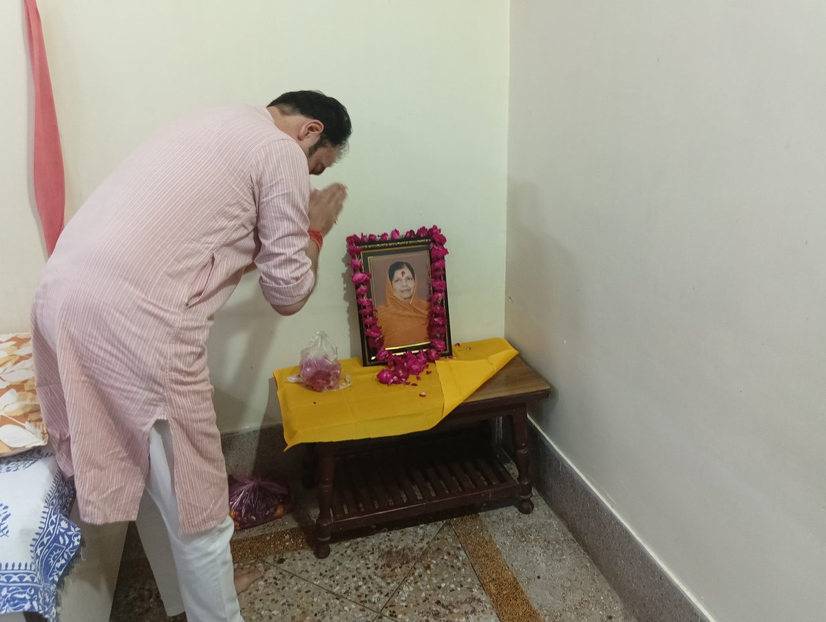 NeetuBhaiyaINC's tweet photo. आज ग्वालियर में युवा कांग्रेस के प्रिय साथियों के साथ शिवाजी नगर, ग्वालियर में हमारे रिश्तेदार श्री बृजराजपाल जादौन जी (गोहर वाले) की धर्मपत्नी श्रीमती शालिनी जादौन जी के निधन पर तथा थाटीपुर, ग्वालियर में श्री राजेश तोमर जी की धर्मपत्नी श्रीमती माधवी तोमर जी के निधन एवं श्री यशपाल सिंह कराना जी की पूज्यनीय चाची श्रीमती अनीता कराना जी के निधन के उपरांत उनके निवास पहुँचकर शोक संवेदना व्यक्त की।

ईश्वर से प्रार्थना है कि दिवंगत पुण्यात्माओं को अपने श्रीचरणों में स्थान दें तथा परिजनों को यह असीम दुःख सहन करने की शक्ति प्रदान करें।

#Gwalior #NitendraSinghRathore