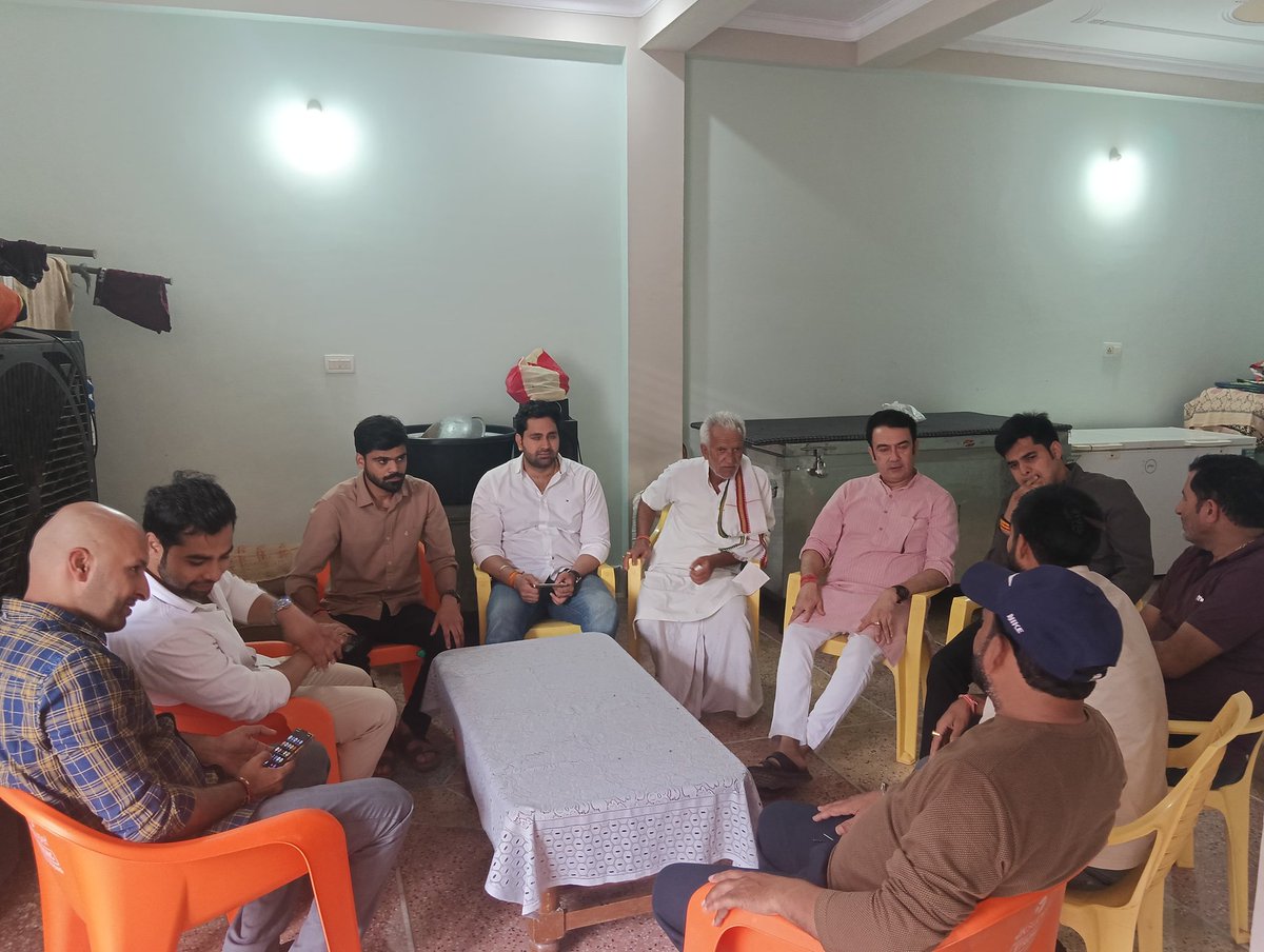 NeetuBhaiyaINC's tweet photo. आज ग्वालियर में युवा कांग्रेस के प्रिय साथियों के साथ शिवाजी नगर, ग्वालियर में हमारे रिश्तेदार श्री बृजराजपाल जादौन जी (गोहर वाले) की धर्मपत्नी श्रीमती शालिनी जादौन जी के निधन पर तथा थाटीपुर, ग्वालियर में श्री राजेश तोमर जी की धर्मपत्नी श्रीमती माधवी तोमर जी के निधन एवं श्री यशपाल सिंह कराना जी की पूज्यनीय चाची श्रीमती अनीता कराना जी के निधन के उपरांत उनके निवास पहुँचकर शोक संवेदना व्यक्त की।

ईश्वर से प्रार्थना है कि दिवंगत पुण्यात्माओं को अपने श्रीचरणों में स्थान दें तथा परिजनों को यह असीम दुःख सहन करने की शक्ति प्रदान करें।

#Gwalior #NitendraSinghRathore