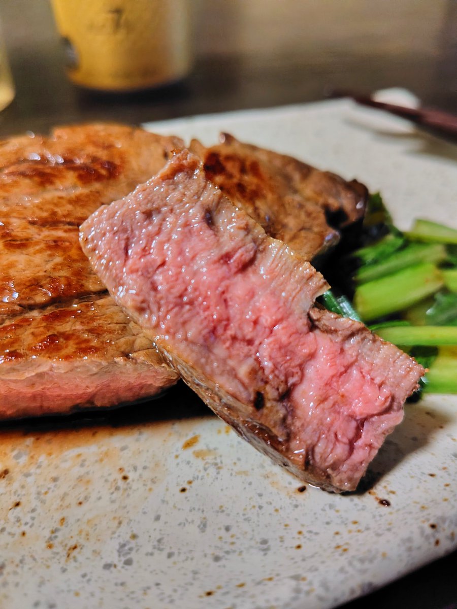 ebiRider21's tweet photo. 半額の良い肉で晩酌

狙って良いのか食えるのか？
思案顔の寅次郎🐱

ちょこっとあげたら気に入ったみたい

乾杯🍻

#晩酌
#家飲み
#シャトーブリアン
#猫の居る暮らし
#メインクーン https://t.co/edIheQFcE5