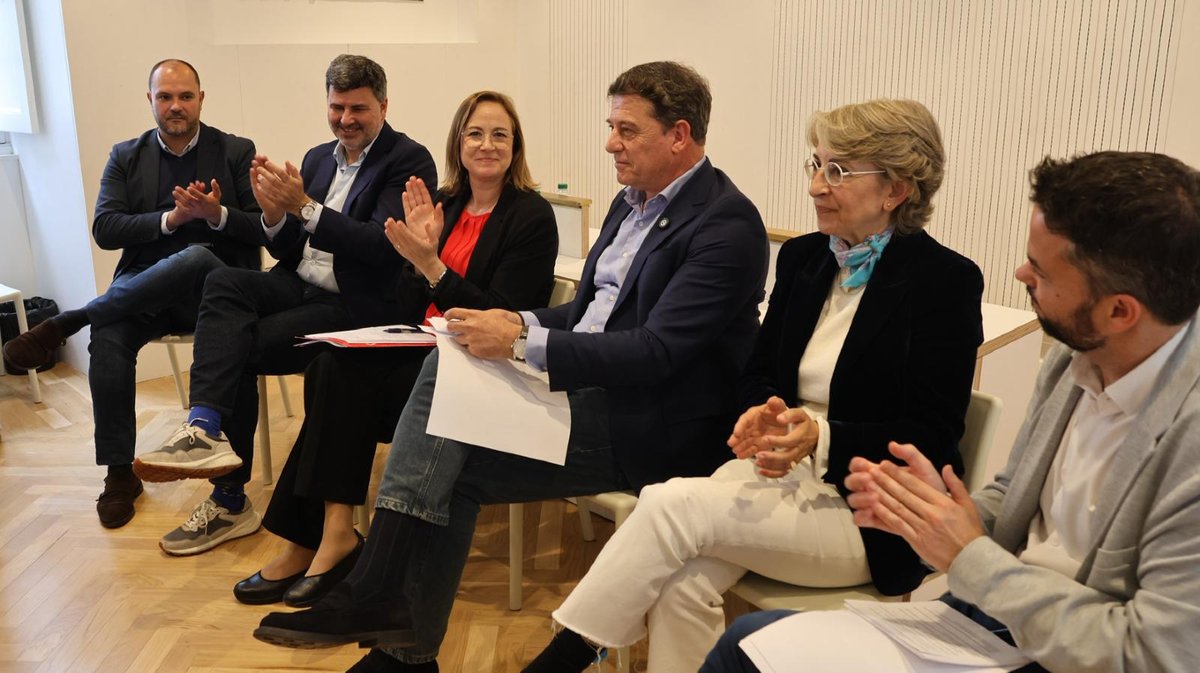 psoeacoruna's tweet photo. 📸 Fotos da primeira xornada da Semana das Letras, no Centro Cívico da Cidade Vella da Coruña

Contamos con Imma Ferret, voceira de catalán do PSC, e Pau Blasi, voceiro de euskera do PSE-EE. Tamén con Besteiro, Bernardo Fernández, Inés Rey, Nico Casares e Silvia Longueira 🌹 https://t.co/2sLBag4dfb