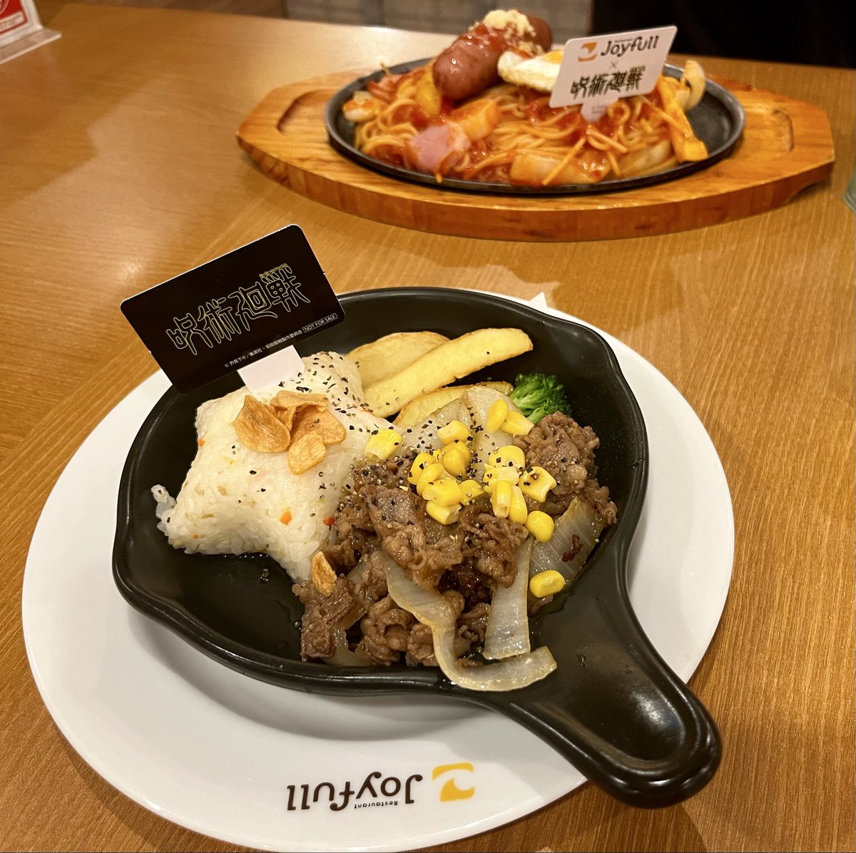 31im3's tweet photo. ジョイフルコラボ行って来ました♪
推しが来てくれました。
ありがとう！
パンダ哺乳瓶可愛い🐼
家族の推しのお兄ちゃんもシークレットで来てくれました♪
乙骨パンケーキは、フイルムが無くなって提供出来ないとのことだったので、お早めに行くとよろしいかも知れません。 https://t.co/k8OEqxuzhg