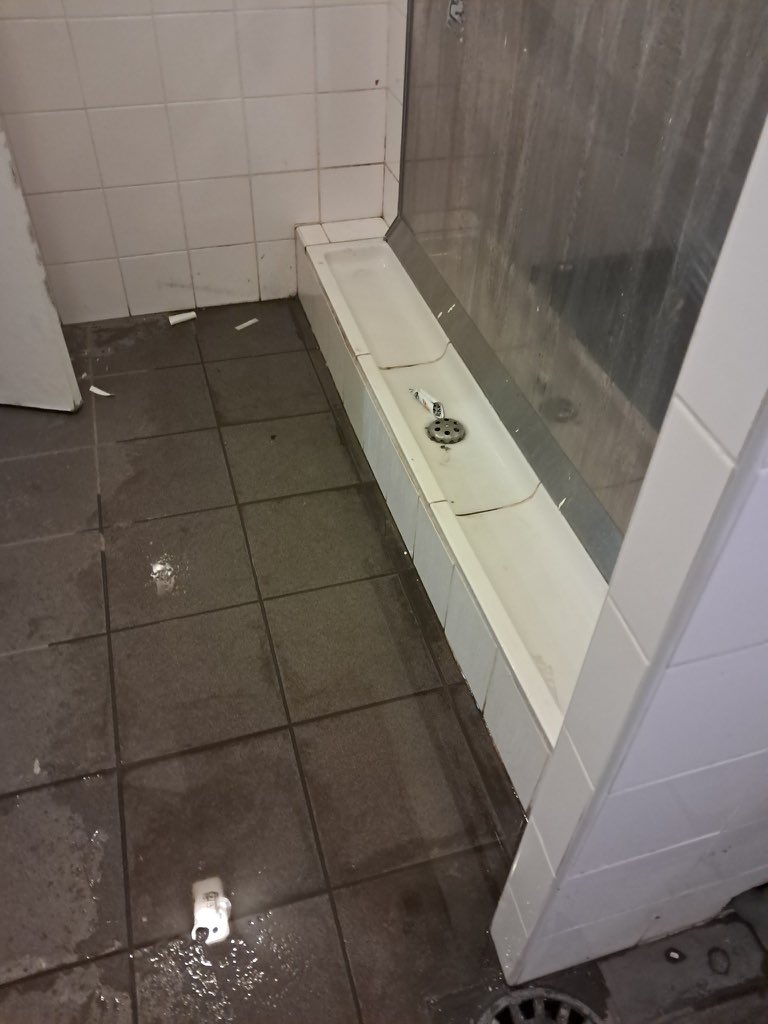 severuuusss's tweet photo. @GoingBlankAgain Tu peux ajouter que même durant la guerre le stade n’a jamais été autant dégradé que depuis que Serin a repris sa gestion https://t.co/kTe0P32XjD