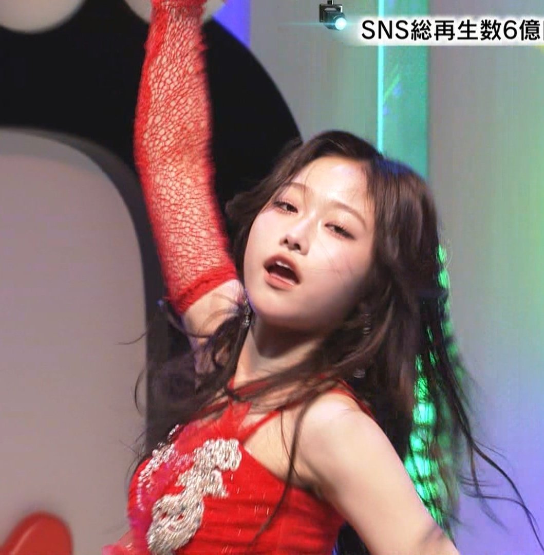 keike125's tweet photo. #JuiceJuice、初参戦したけどすごいな！基本は推し #遠藤彩加里 に目を奪われた😳
目の伏せ方、口の開き方、すべての振りがアートすぎて
フリルの裾を舞わせながら、指先までしなやかな曲線美と、一瞬の直立が、緩急自在に心をかき乱してくるのヤバっ
映像では味わえない、全ての瞬間が写真集なんだが https://t.co/W6pd72EOrr