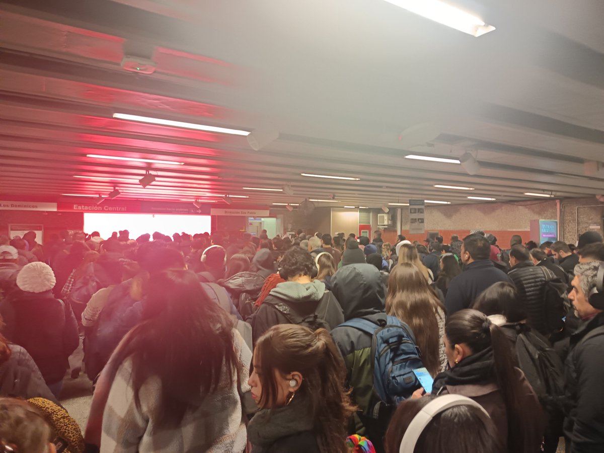 CdgnGonzalez's tweet photo. Cada vez más ciudadanos están dejando el auto y utilizando el Metro y MetroTren debido a las constantes alzas en el precio de las bencinas🚆 a esta hora en Estación central @TTISantiago @MTTChile @joseantoniokast @tudia_13  #metrotren #Buin #Paine #Tudia https://t.co/MoLth581Ma