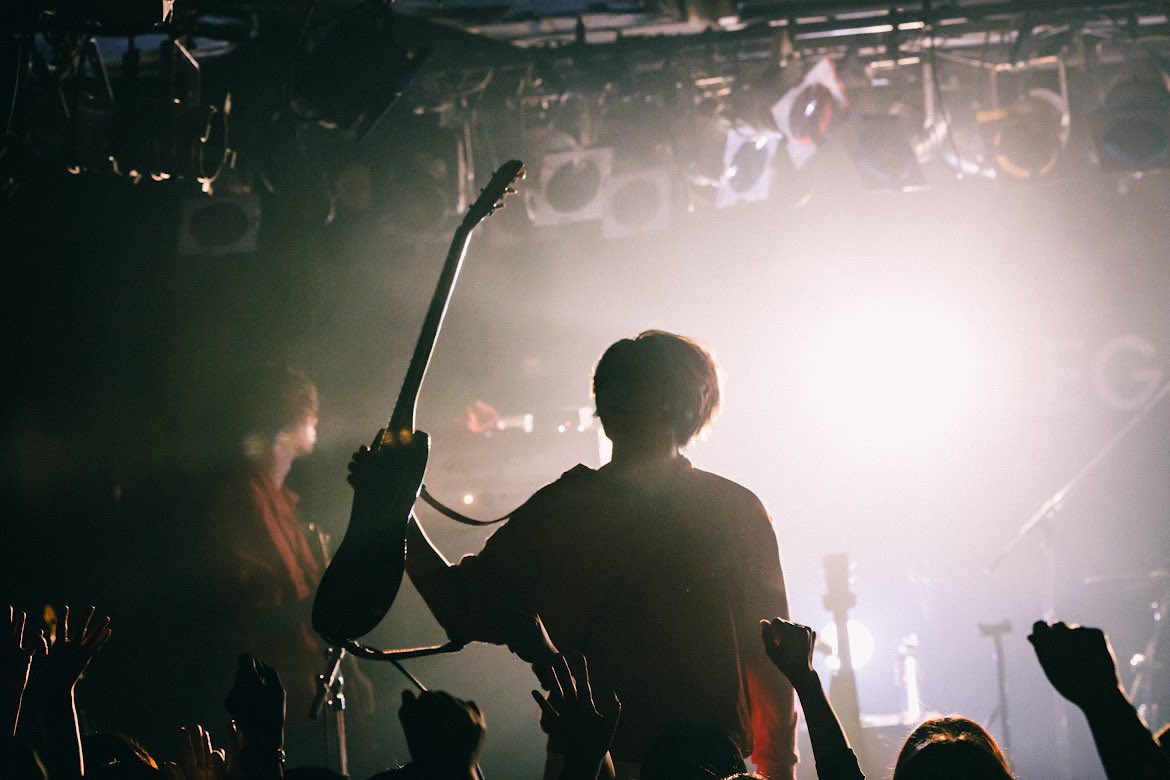tanakawakame's tweet photo. 20周年
全国ツアー中
小説の本が出る
LEGO狩りという対バンイベント
各地フェス

#LEGOBIGMORL 
#gibsonsg 

Photo by @ask__to__a https://t.co/JwNLWjL7Lq