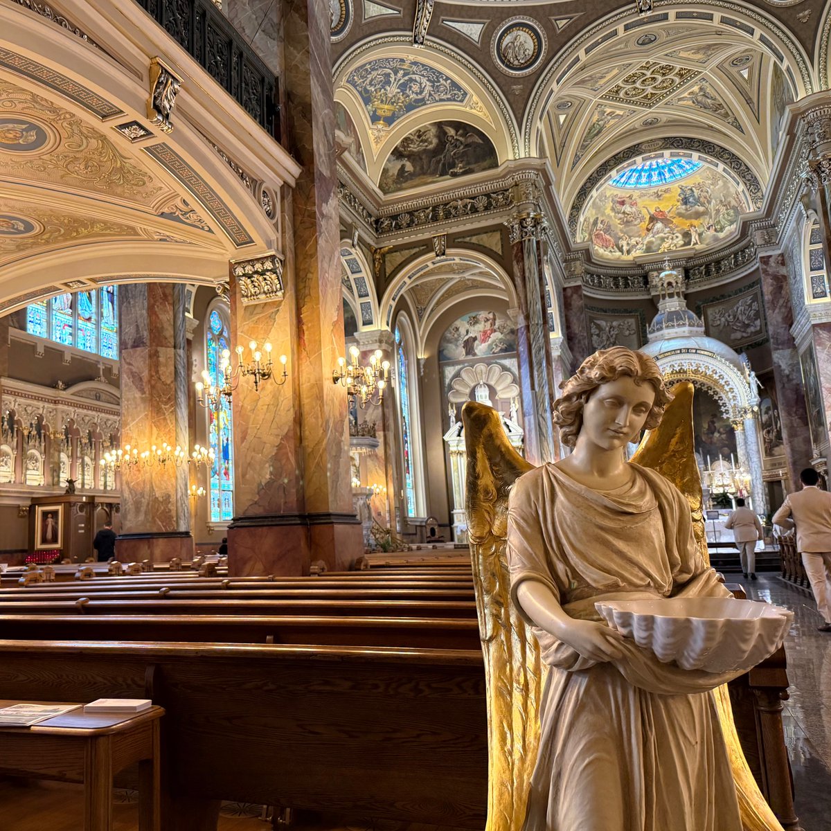 roundingfourth's tweet photo. A highlight of last weekend was seeing the Basilica of St. Josephat in Milwaukee's South Side. Modeled after St. Peter's in Rome, and built by Polish immigrants, who used salvaged materials from the old Chicago Post Office and Custom House.  @thespybrief https://t.co/LAPyP8unxT