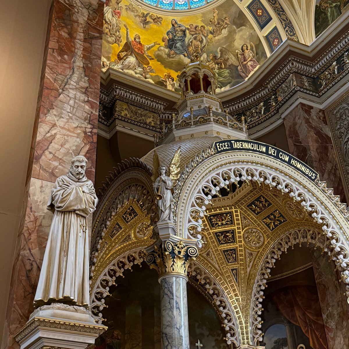 roundingfourth's tweet photo. A highlight of last weekend was seeing the Basilica of St. Josephat in Milwaukee's South Side. Modeled after St. Peter's in Rome, and built by Polish immigrants, who used salvaged materials from the old Chicago Post Office and Custom House.  @thespybrief https://t.co/LAPyP8unxT