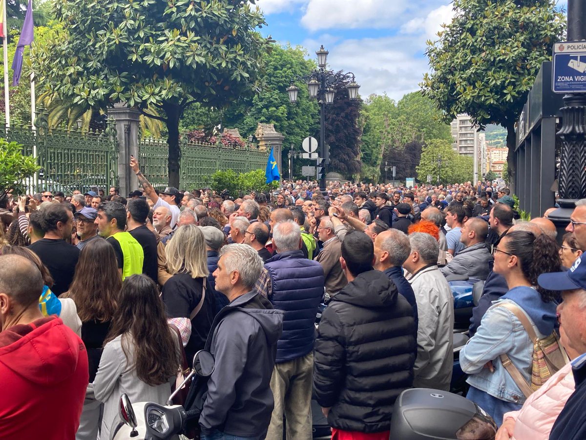 UGTAsturias's tweet photo. Porque detrás de cada casco hay una familia, sacrificio y toda una vida dejándose la piel en la mina. ⛏️❤️ https://t.co/ujI7aJhJfY