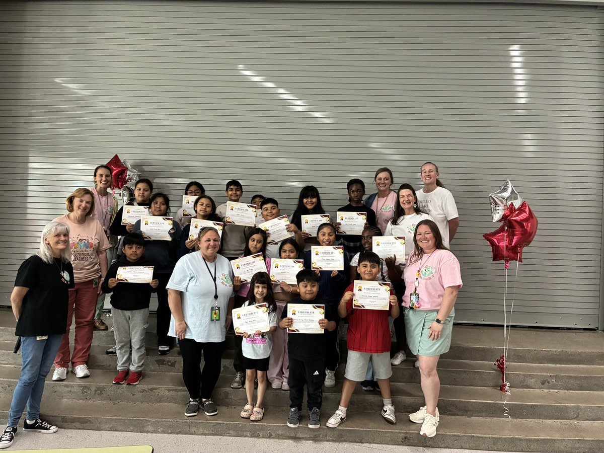 fcsdcompass's tweet photo. Congratulations to these amazing EL graduates who have exited our English Learner program! Bravo to the students and our EL team of teachers and tutors who support our multilingual learners each day! 🌍🗺️❤️ https://t.co/8t4i6VDN5V