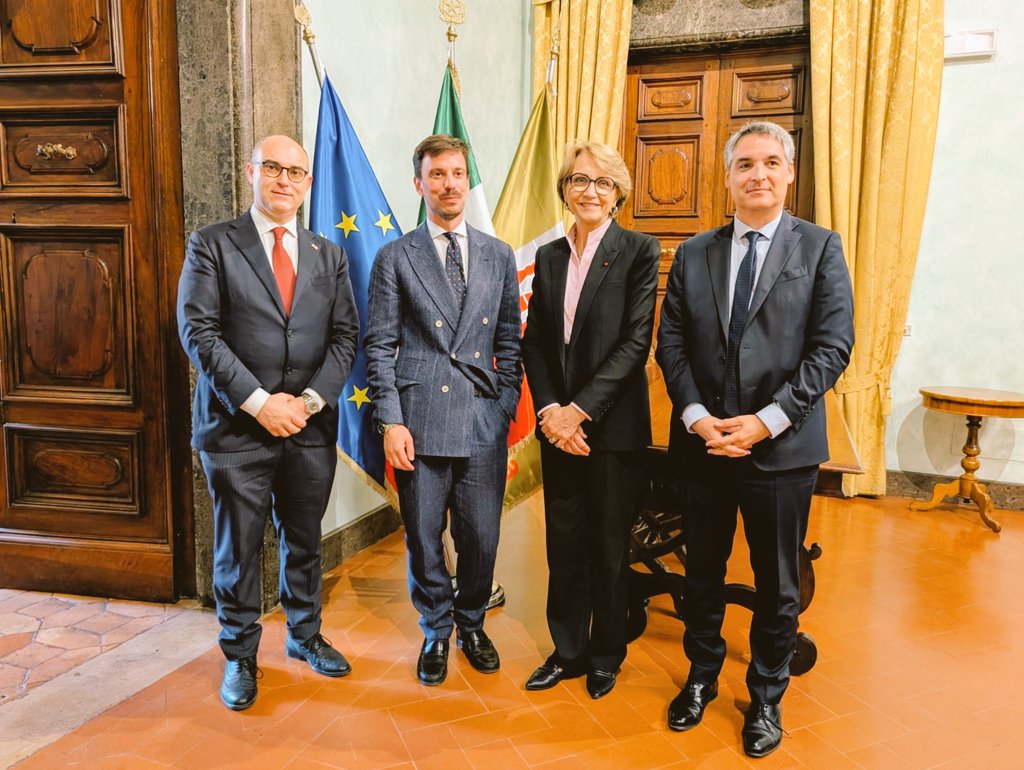 FabriceMaiolino's tweet photo. Ravi d'avoir accompagné l'ambassadrice de 🇨🇵 en 🇮🇹 @amdescotes à #Pérouse pour rencontrer les autorités locales, des jeunes des sections #ESABAC des lycées 🇮🇹 et des entrepreneurs en lien avec la 🇨🇵 ainsi que visiter l'agence consulaire, lieu clé pour nos compatriotes d'Ombrie ! https://t.co/2cMdGQnkOo