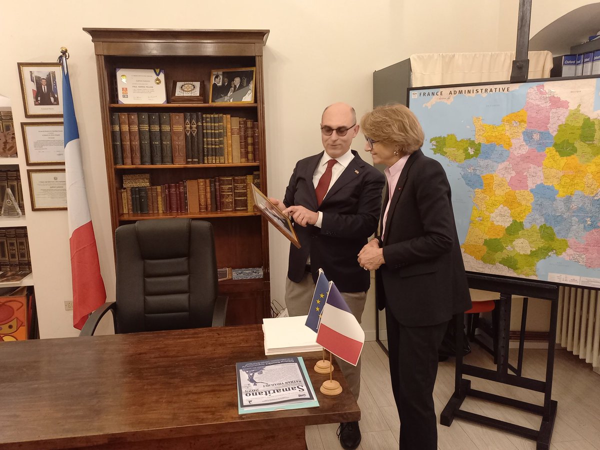 FabriceMaiolino's tweet photo. Ravi d'avoir accompagné l'ambassadrice de 🇨🇵 en 🇮🇹 @amdescotes à #Pérouse pour rencontrer les autorités locales, des jeunes des sections #ESABAC des lycées 🇮🇹 et des entrepreneurs en lien avec la 🇨🇵 ainsi que visiter l'agence consulaire, lieu clé pour nos compatriotes d'Ombrie ! https://t.co/2cMdGQnkOo