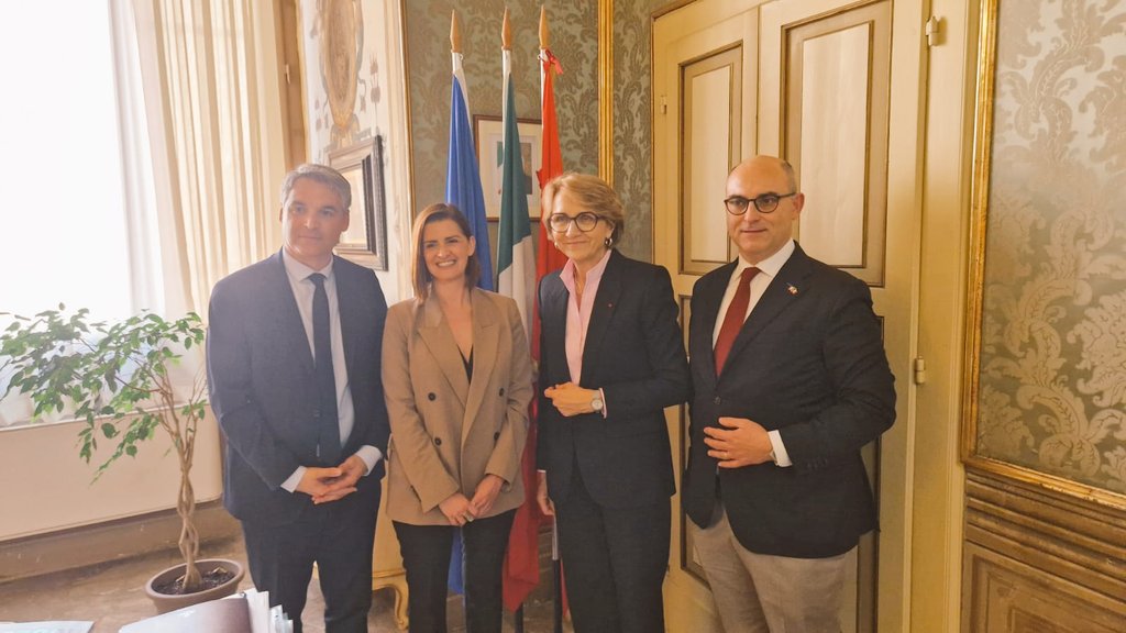 FabriceMaiolino's tweet photo. Ravi d'avoir accompagné l'ambassadrice de 🇨🇵 en 🇮🇹 @amdescotes à #Pérouse pour rencontrer les autorités locales, des jeunes des sections #ESABAC des lycées 🇮🇹 et des entrepreneurs en lien avec la 🇨🇵 ainsi que visiter l'agence consulaire, lieu clé pour nos compatriotes d'Ombrie ! https://t.co/2cMdGQnkOo