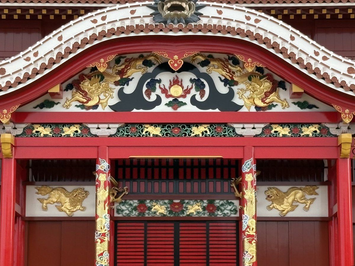 Soda_Limer's tweet photo. 皆さんは「片瀬江ノ島駅」に行ったことがありますか？
駅をマジマジと見たことはありますか？

正面に唐破風があります。
その妻飾を見てみてください。

これ実は、首里城正殿の唐破風妻飾をもとに作られています。

特に特徴的なのは巨大で黒い蟇股
これは首里城独特��す。

是非立��寄ったら見てね https://t.co/BaaKaj2tEe