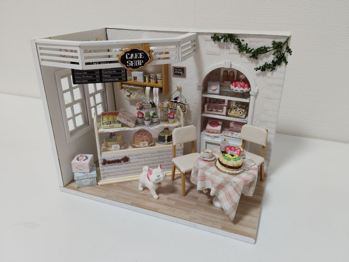 DrivingLyn35986's tweet photo. 家で眠っていたドールハウス「猫のケーキ日記・ケーキ屋さん」が完成😀クオリティ高く制作はめちゃくちゃ楽しかったです✨
#ドールハウス https://t.co/qBDfgy96ON
