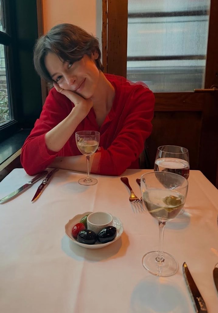 TEHEGRAC1E's tweet photo. she graduated from the cutest person in the world academy https://t.co/E2UstVHb8b