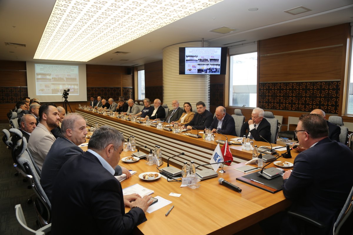 ikitelli_OSB's tweet photo. Yönetim Kurulu Başkanımız Mehmet Mutlu'nun ev sahipliğinde; kooperatif başkanlarımız ve değerli sanayicilerimizin katılımlarıyla istişare toplantımızı gerçekleştirdik. 
Toplantı kapsamında son 4 ayda OSB’mizde yürütülen projeleri, altyapı çalışmalarını ve gelecek dönem hedeflerimizi içeren kapsamlı bir sunum paylaştık. 
Ortak akılla, sanayimizin gücüne güç katmaya devam ediyoruz. 
Katılan tüm başkanlarımıza ve sanayicilerimize teşekkür ederiz.