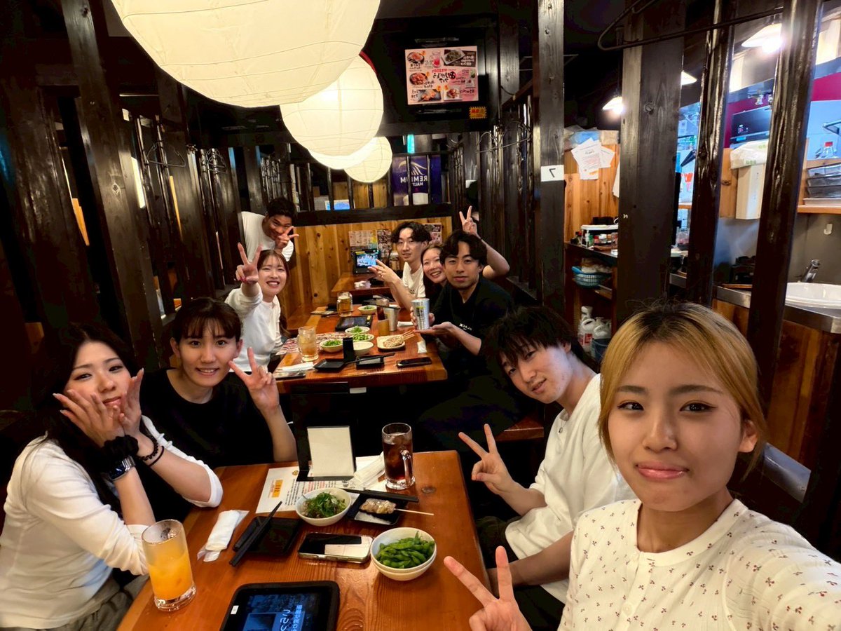 Miko220219's tweet photo. お疲れ様です！
昨日、D1お疲れ様会とだいぶ遅いけどはるるの歓迎会がありました！
久しぶりにみんなと楽しくご飯食べれて幸せやった☺️

今年はみんなでD1行けへんかったけど来年こそは頑張ってみんなで行きたい！
また明日から頑張りましょ〜！ https://t.co/RY4D3iAeSa