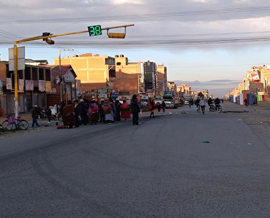 GrupoFides's tweet photo. 🟩 #GrupoFides | #RadioFides #LaPaz Este es el panorama en la carretera a #Viacha, a la altura de la avenida Litoral, Los Hornitos. Sectores campesinos cerraron el paso desde tempranas horas de este miércoles, dejando la vía intransitable. (📷RRSS) https://t.co/onO7c2EKiA