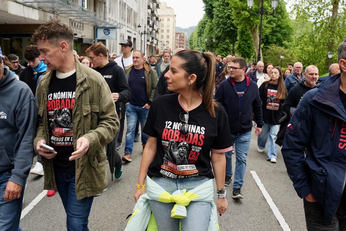 PSLPSOE's tweet photo. ✊🏼 El PSOE de León acompaña en Oviedo a los mineros de Mina Miura y reclama soluciones para las familias afectadas.

ℹ️ https://t.co/Cx8zd4U7z9 https://t.co/NGhQrfguP5