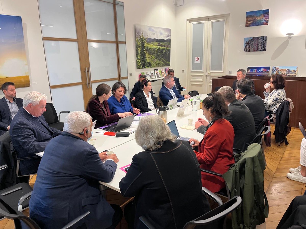 Regionsdefrance's tweet photo. 🦋RÉGIONS ET BIODIVERSITÉ 🦉⤵️

À la maison de la @regiongrandest puis avec la ministre de la transition écologique Monique Barbut , la commission Transition écologique de Régions de France s’est réunie autour des enjeux de biodiversité.

Au programme : une forte mobilisation des élus et une ambition claire, renforcer l’action territoriale pour le vivant. 🌿  
Dans un contexte d’exigences européennes croissantes, les discussions ont notamment porté sur le renouvellement du dialogue entre l’État et les Régions.

🐝 Plusieurs enjeux ont été abordés ⤵️

✅ la reconnaissance du rôle des Régions dans la conduite des politiques territoriales de biodiversité et l’achèvement des transferts de compétences ;  

✅ un partenariat État–Régions renouvelé ;  

✅ des moyens d’action, notamment financiers, à la hauteur des enjeux ;  

✅ l’anticipation des nouvelles exigences européennes, dont le règlement sur la restauration de la nature.

🌳Les Régions réaffirment leur engagement pour agir au plus près des territoires et enrayer la perte de biodiversité 🤝☘️

#Biodiversité #TransitionÉcologique #Régions #Territoires #Climat #Nature #COPrégionales #COP17Biodiversite