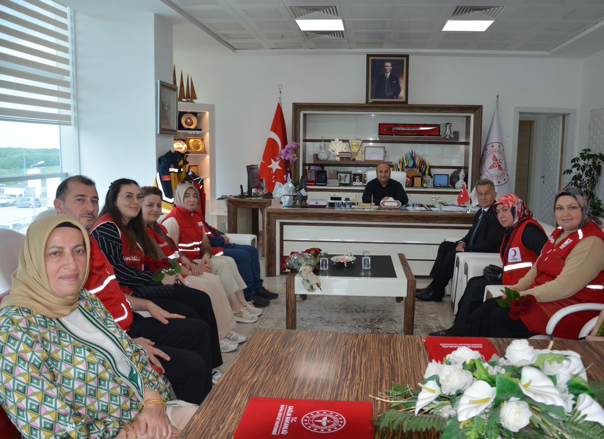 bafra_devlet's tweet photo. Hemşireler Günü vesilesiyle hastanemizi ziyaret eden Bafra Türk Kızılay Şube Başkanı Şerafettin Şahin ve kıymetli ekibini hastanemizde ağırlamaktan memnuniyet duyduk. 
Nazik ziyaretleri için kendilerine teşekkür ediyoruz. 
@samsunilsaglik https://t.co/Zru9J4jQW9