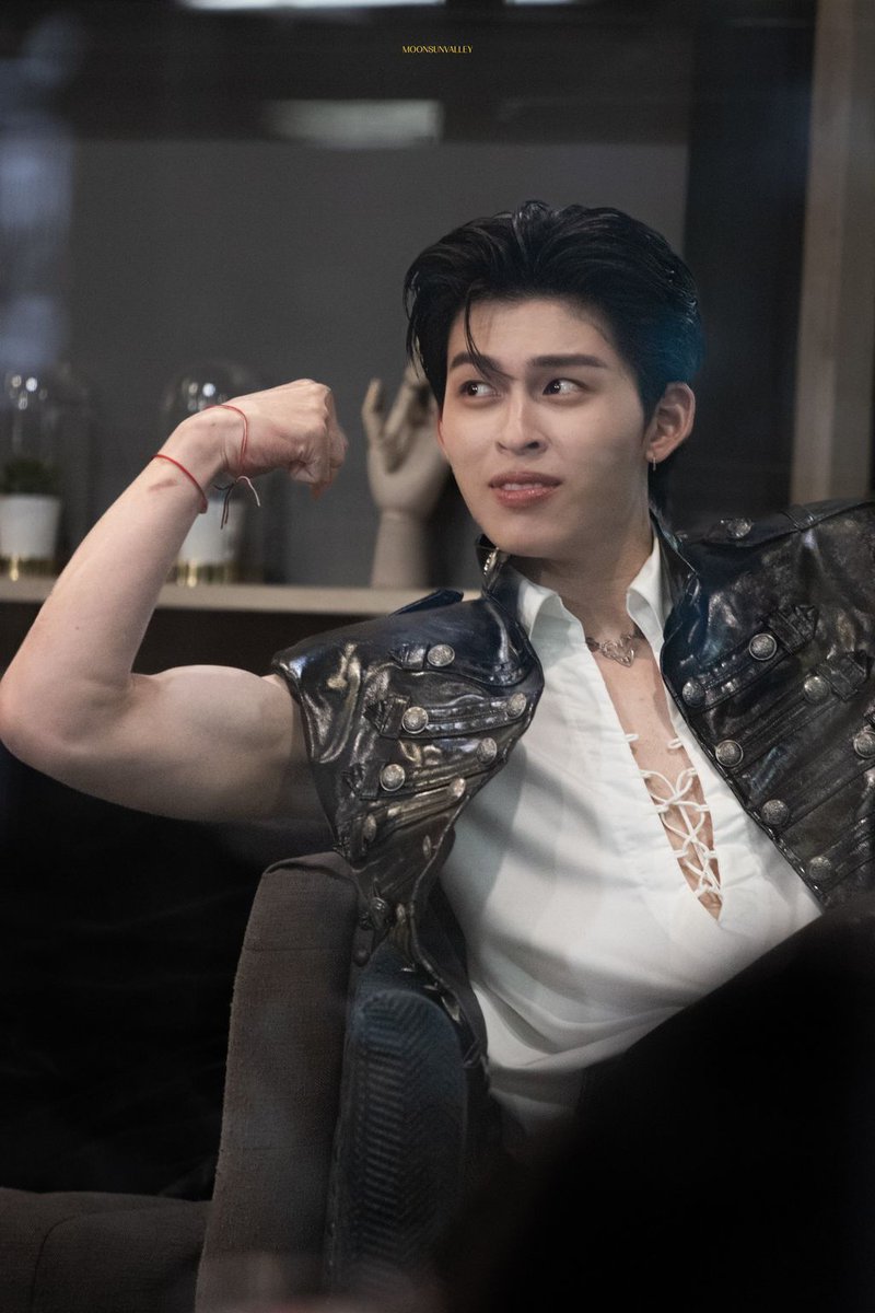 flexing actor tweet media