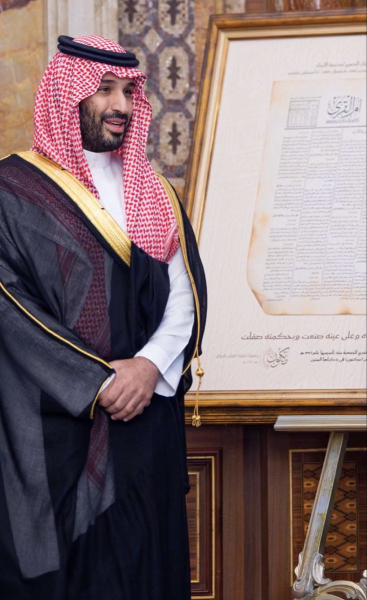 wkmattar's tweet photo. في هذه الصورة لا يقف رجلٌ أمام إطارٍ من التاريخ فقط، بل يقف قائدٌ يحمل تاريخ أمةٍ كاملة على كتفيه، وينظر إلى المستقبل بثقة من يعرف الطريق جيدًا.
سمو سيدي ولي العهد . أعاد صياغة الحلم السعودي بلغة الإنجاز، ونقل المملكة من مرحلة الترقب إلى مرحلة صناعة التأثير العالمي.

هو قائدٌ آمن بأن الوطن لا يُدار بردود الأفعال، بل يُبنى بالرؤية، والحسم، والعمل الذي لا يعرف التراجع.
في عهده أصبحت السعودية ورشة بناء كبرى، تتحرك بثبات نحو المستقبل، وتكتب فصلًا جديدًا من المجد السياسي والاقتصادي والحضاري.

ما نراه اليوم ليس مجرد مشاريع أو أرقام، بل نهضة وطنٍ كامل استعادت ثقته بنفسه، ورفعت سقف الطموح لأجيال قادمة.
وحين يذكر التاريخ مرحلة التحول الكبرى، سيذكر أن هناك قائدًا اختار أن يختصر عقودًا من التطور في سنوات قليلة، وأن يجعل من المملكة نموذجًا عالميًا يُحتذى به.

#محمد_بن_سلمان
#رؤية_السعودية_2030
#السعودية_تبني_قدرها