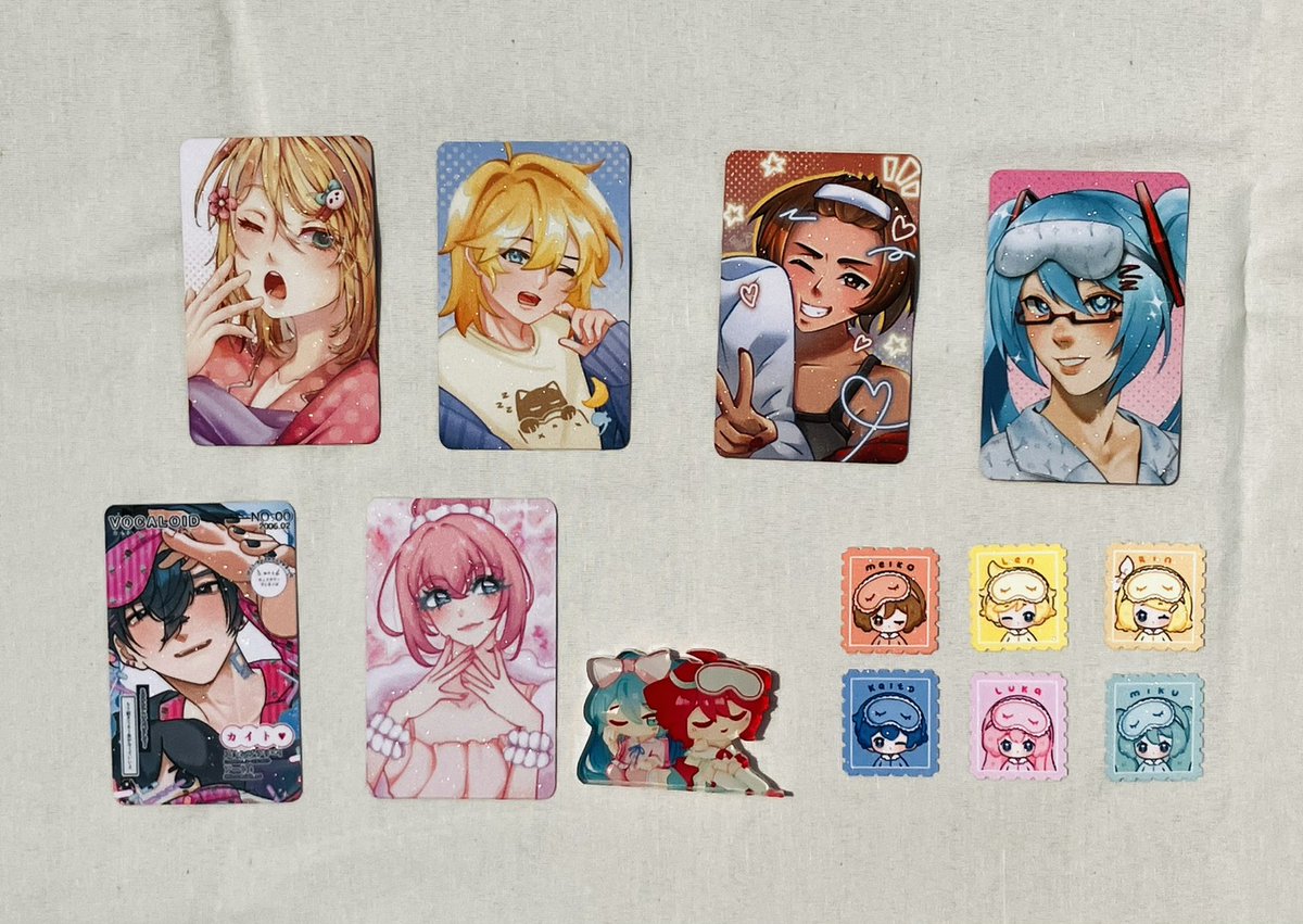 TroosfeyVO's tweet photo. #CF22 VOCALOID stamp rally product photos! 😆💙
Aku dgn bodohnya lupa include pin di group photo dong... 😭

Stamp rally info! 👇
#VocaStampCF22 https://t.co/LF8NamKGTT