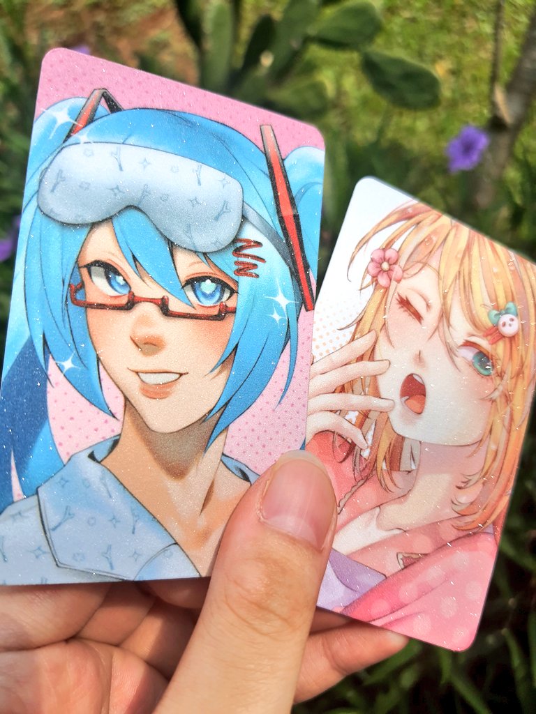 TroosfeyVO's tweet photo. #CF22 VOCALOID stamp rally product photos! 😆💙
Aku dgn bodohnya lupa include pin di group photo dong... 😭

Stamp rally info! 👇
#VocaStampCF22 https://t.co/LF8NamKGTT