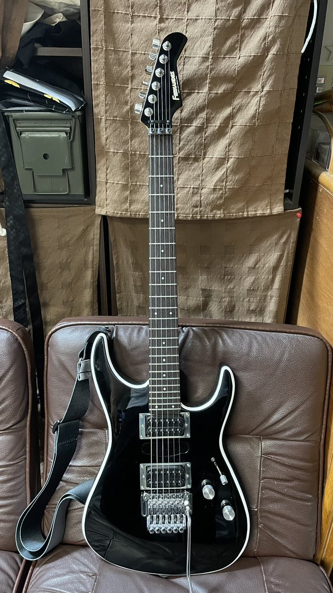 Z1K_kaz's tweet photo. ふと思い立ち
黒ギター、バインディングな感じにしたら
良いかもとAIにシルバーのバインディングのイメージ作って貰ったら案外良かったので

家に白カッティングならあったので
仮に貼ってみた
黒のレスポールカスタム感がするが
案外白も良いかも？
#ギター https://t.co/wjVtdO3a1u