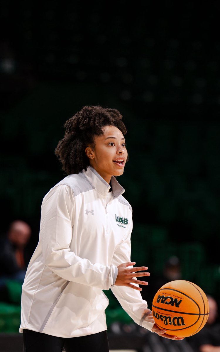 UAB_WBBALL's tweet photo. Help us wish our Assistant Coach Miyah Barnes a very 𝑯𝒂𝒑𝒑𝒚 𝑩𝒊𝒓𝒕𝒉𝒅𝒂𝒚! 🥳 

#WinAsOne https://t.co/jgQ6RppWfI