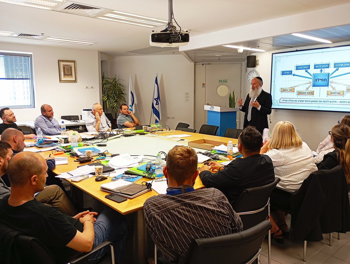 Shmuelbis's tweet photo. הוזמנתי למשרד ראש הממשלה לתת הרצאה על הנגשת יהדות לנציגים דיפלומטיים שנוסעים לשליחות מטעם מדינת ישראל למדינות שונות. שמחתי להציג בפניהם מיזם דיגיטלי חדש שבקרוב אשיק לכל יהודי בעולם. https://t.co/KHuFKl1Wsn
