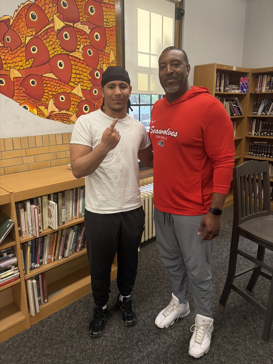 CrisEagleton's tweet photo. Had a great time meeting @Coach_Mince54 this morning💪🏽 Thank you for stopping by seeing me and the guys. Excited to get on campus this summer!!
@CoachPapero @Zimma94 @PRZVicCastillo https://t.co/8bCN1w1qaH