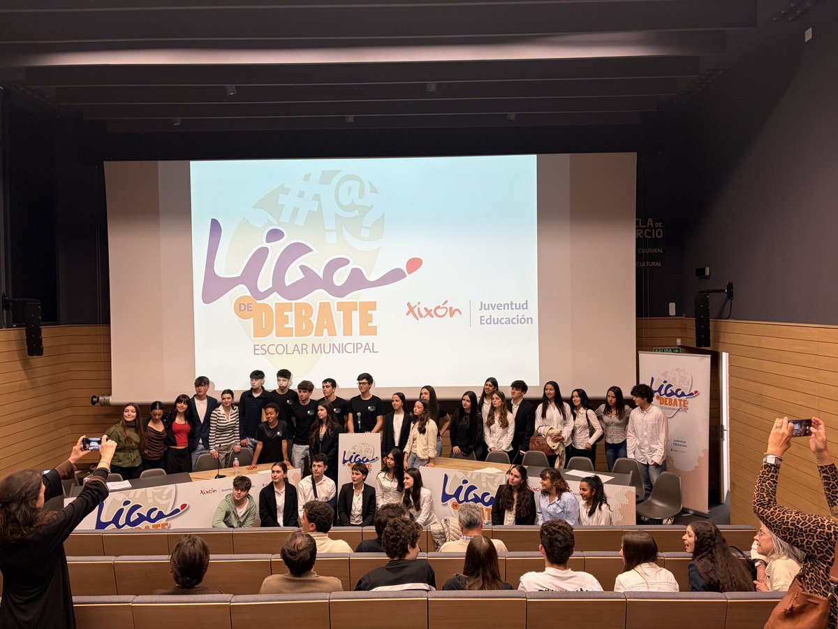 psoegijon's tweet photo. La #juventud no solo representa el futuro, también impulsa el presente con #debate, pensamiento crítico y ganas de transformar la sociedad. 

Escuchar, cuestionar y participar fortalece nuestra #democracia cada día.

Esta mañana se celebró la 8a Liga de Debate Escolar de #Gijón/#Xixón, organizada por @JuventudGijon, entre alumnado de bachillerato de 12 Centros Educativos del municipio y en la que el secretario de organización de las y los #SocialistasDeGijón, @jantun1, participó como miembro del jurado.

¡Enhorabuena! ❤️