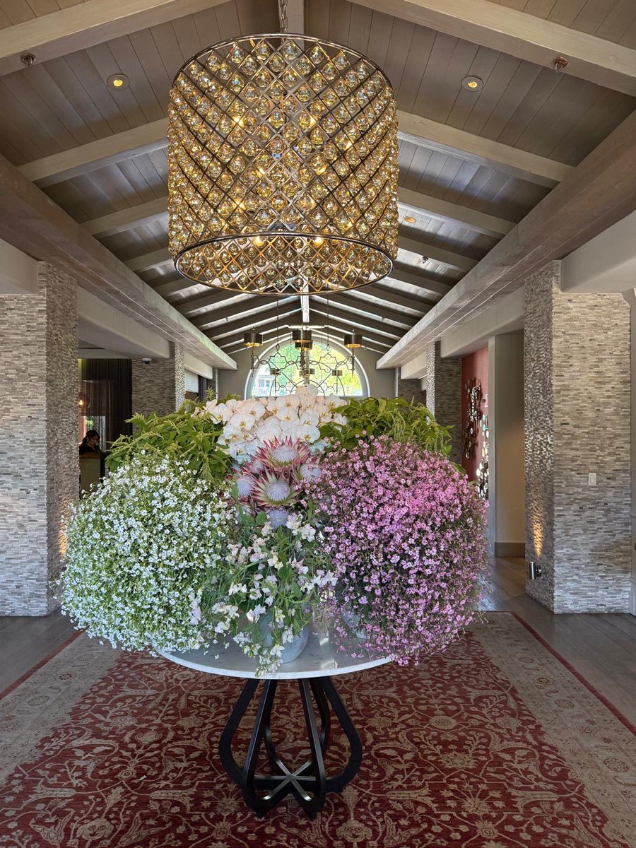 MonikaHomes's tweet photo. The lobby entrance at the Bernardus Lodge in Carmel Valley never disappoints! Gorgeous flowers sourced locally to whatever is blooming.🌸🌺🌷🌼🌹🪻 https://t.co/lFAAKpGCqL