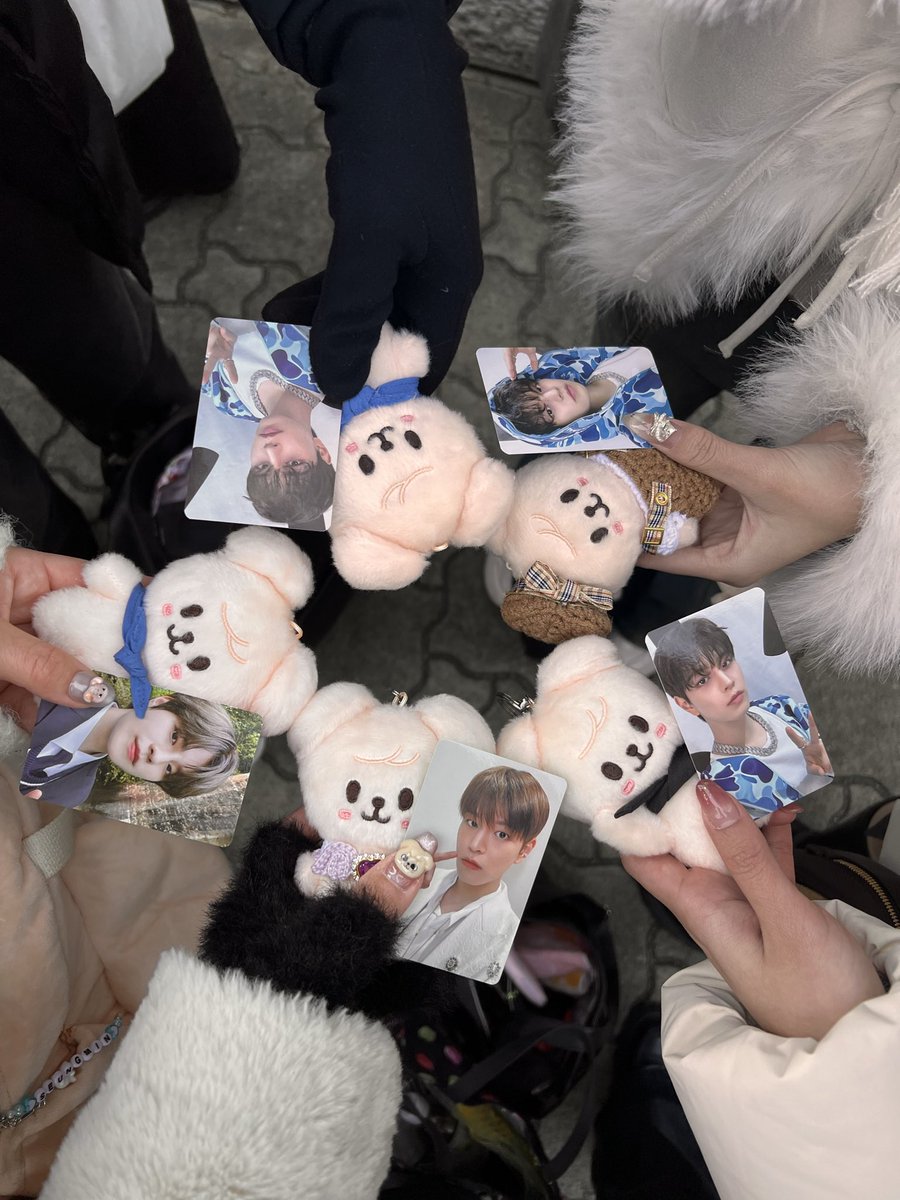 snmno22's tweet photo. 今更感すんごいですが、、、
オフイベでのスン会🐶🐶🐶🐶🐶❤️‍🔥
無事に会えて、しかも2日間も🙏🏻嬉しかったです、またぜっったいに🤝🏻ぱぴ可愛い〜〜〜 https://t.co/RU8xSG9M6c