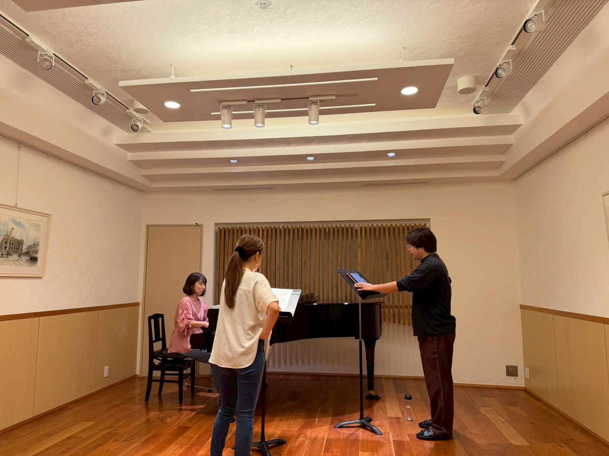 Buono_Opera's tweet photo. こんにちは！
Buono!!です😊
さて、今回のコンサートのテーマは『手紙』✉️
作品中に手紙が出てくる作品からプログラムを組んでみました🎶
あの有名な曲や、あんな曲も？😳
今回のお写真たちの中には男性２人の練習風景が❗️✨
どの作品の曲なのでしょうか？🤔✨
皆さん、是非予想してみてくださいねー🎶 https://t.co/NKpF4mFbwl