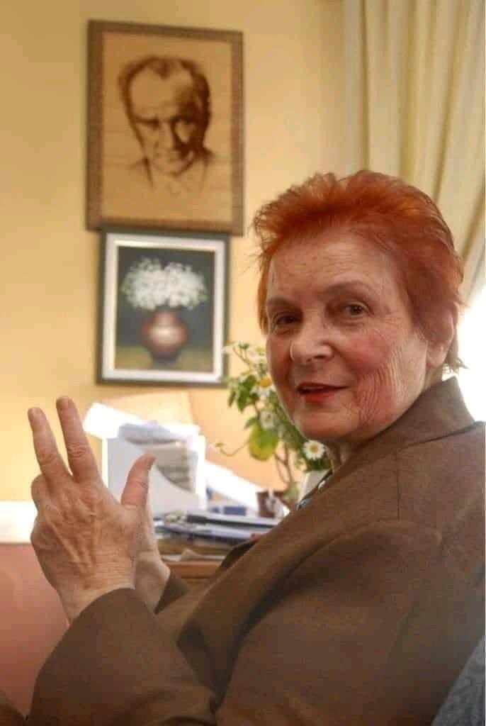 Bo_nan_za_'s tweet photo. Zincirlikuyu mezarlığında Halil Düldül adında bir belediye çalışanı her gün akrabası veya yakını dahi olmayan bir mezarı her sabah çiçeklerini sulayıp dua okuyor.
Bu vatandaşa birisi soruyor sen neden bunu yapıyorsun vatandaş duygulandı ve gözleri dolu dolu;

" benim kızım, bu kişinin bursları ile üniversiteyi okudu" dedi.

Bu vatan sevdalısı kimdir? 

30 bin üniversite öğrencisine burs veren, 28 kız yurdu, 56 okul yaptıran, ATATÜRKÇÜ, dürüst, helal lokma yemiş Türkan SAYLAN dır.‼️

Bilginiz olsun istedim...