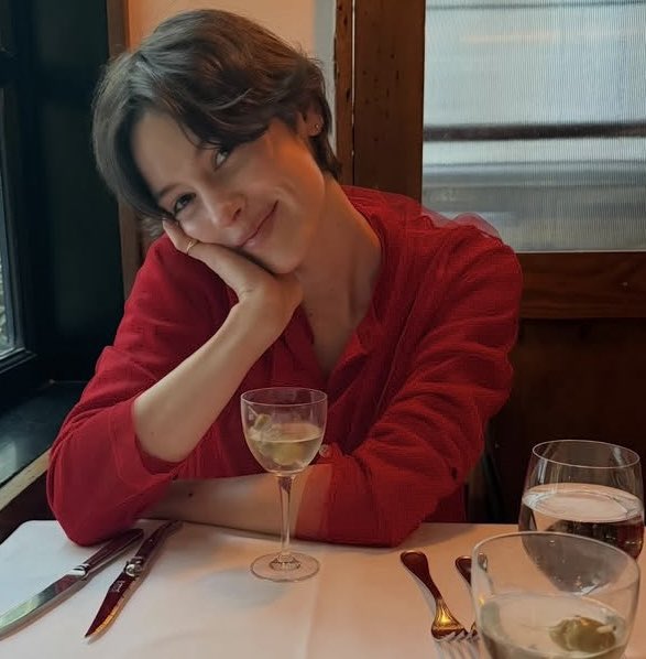 gracieabramsbg's tweet photo. I want someone to look me the same way as Gracie Abrams looks at whoever is holding the camera opposite of her at a restaurant https://t.co/7NMl8wLMEo