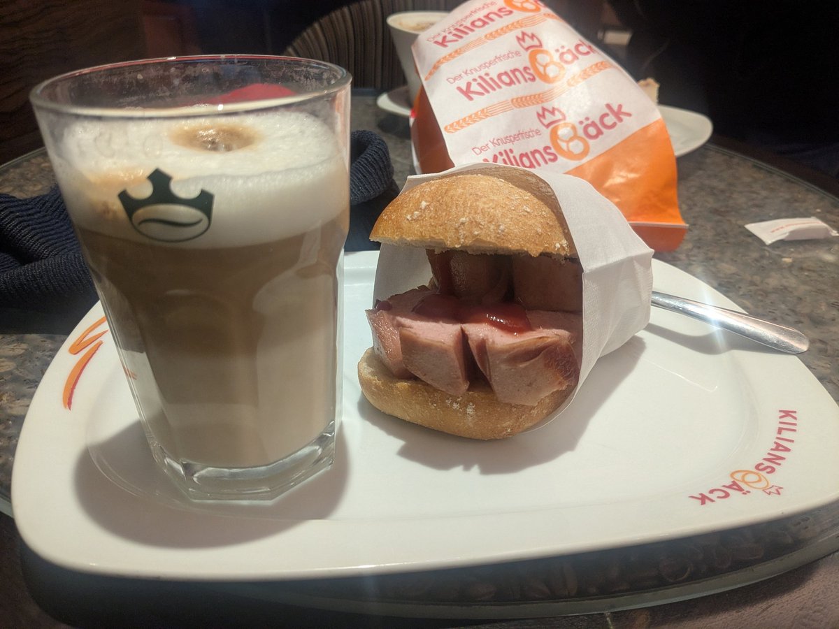 BricksJess's tweet photo. Einfach mal Leberkäs mit Ner Latte 😂 https://t.co/2y3xZ9JoPQ