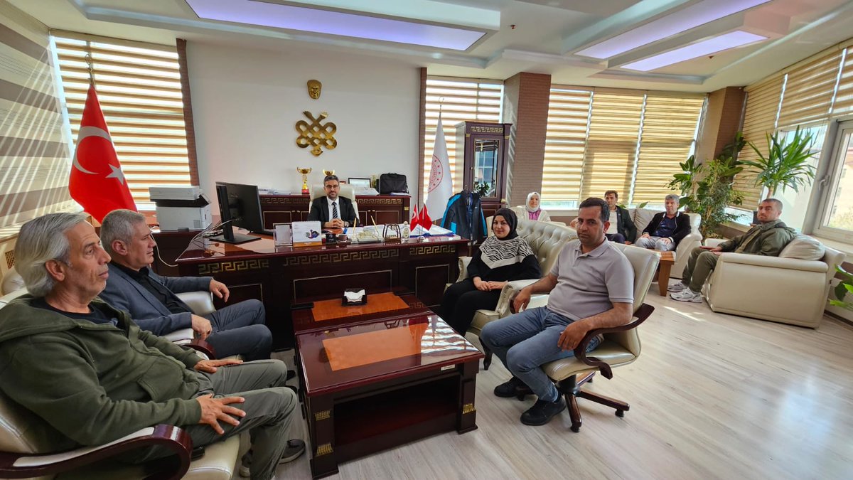 bingolsaglik's tweet photo. ✅AŞAV Vakfı Bingöl Şube Başkanı Naim TAN ve beraberindeki heyet ile birlikte, İl Sağlık Müdürümüz Uzm. Dr. Samet Tatlı’yı makamında ziyaret etti.

✅ İl Sağlık Müdürümüz Uzm. Dr. Samet Tatlı, nazik ziyaretlerinden dolayı kendilerine teşekkürlerini iletti. https://t.co/dB6mwxtTdh