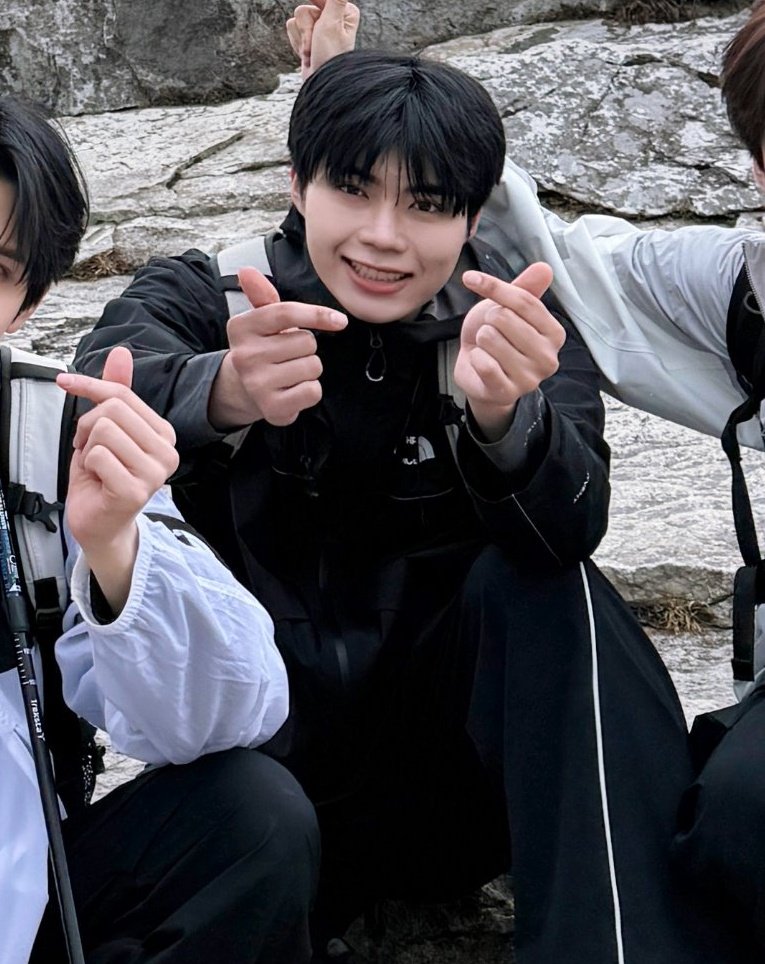 Monoghost_H's tweet photo. I know many people might have expected that Gunwook would have been fine during the mountain hike since he's physically fit and well built but I knew he'd struggle...he has a weaker lower body if you remember his hot spring fainting story😭😭 https://t.co/9EwjUNutwh